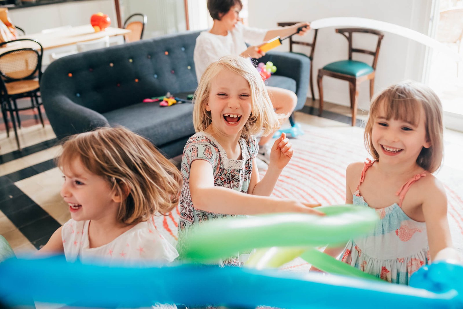 Niños celebrando un cumpleaños con globos