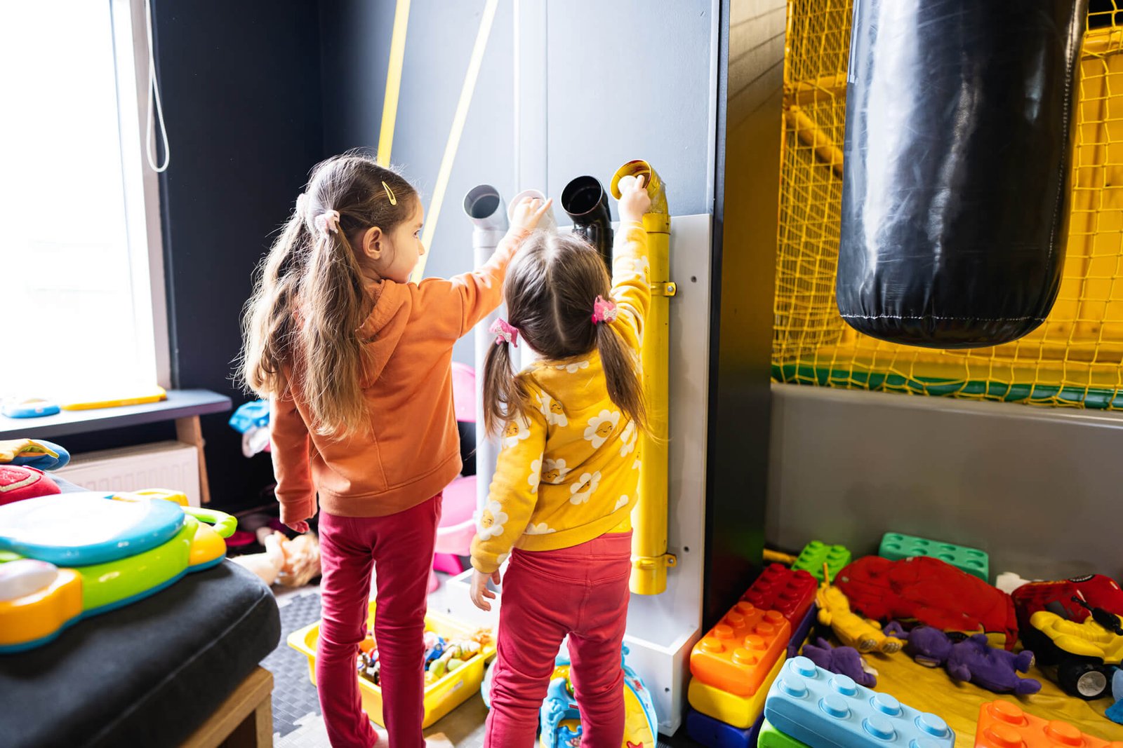 Niñas jugando en la zona de bolas infantil