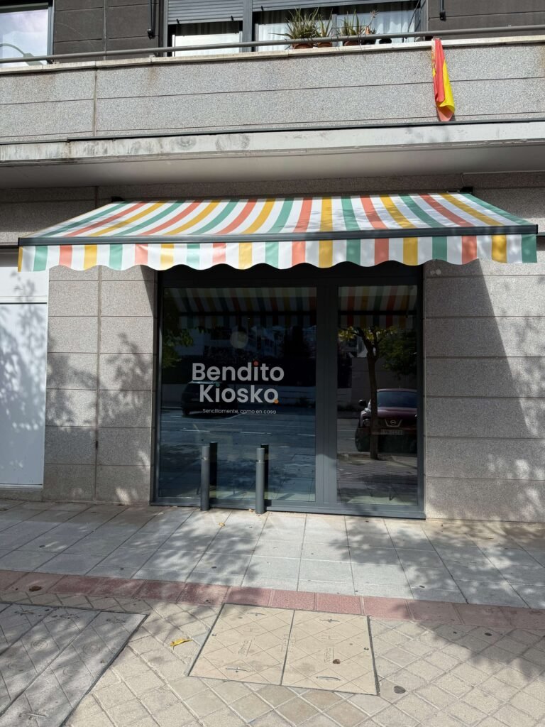 Entrada de Bendito Kiosko en la calle Monasterio de Oseira, Montecarmelo