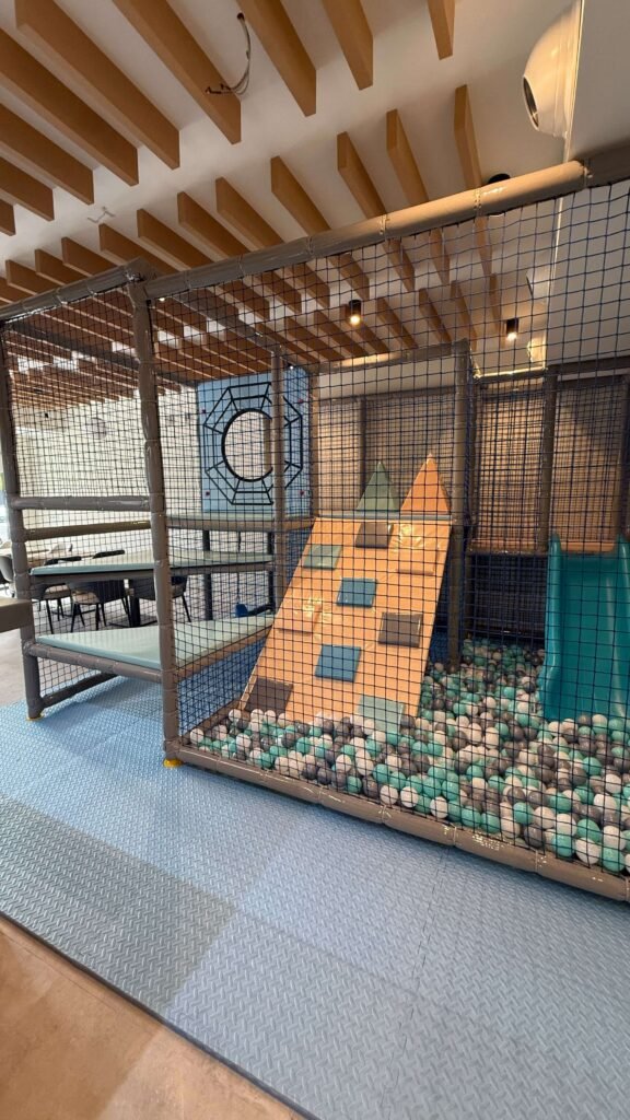 Parque de bolas de dos alturas de Bendito Kiosko en Montecarmelo