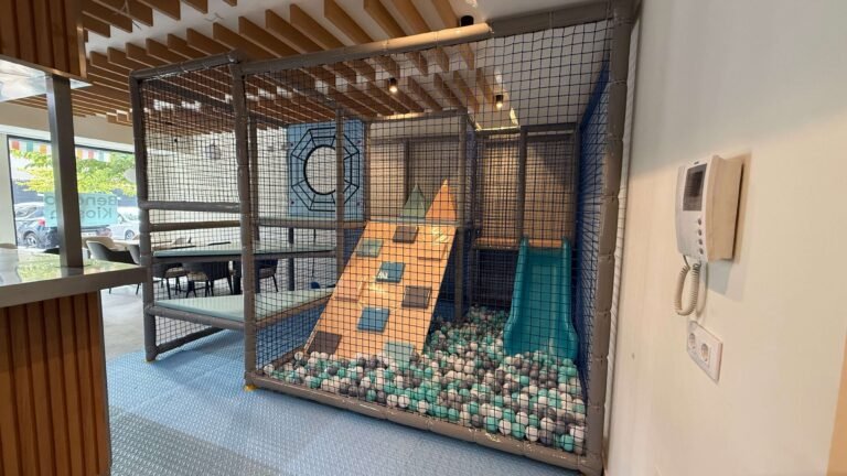 Parque de bolas de Bendito Kiosko con rocódromo y tobogán
