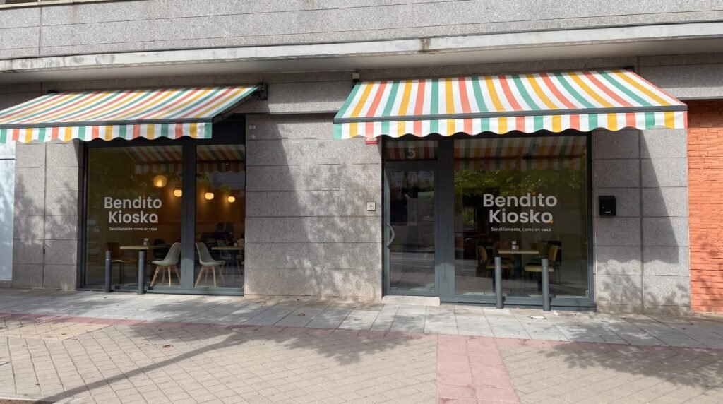 Fachada de Bendito Kiosko en Montecarmelo, con sus toldos de rayas de colores